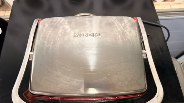 Sanduicheira/grill MONDIAL vermelha revestimento cerâmica