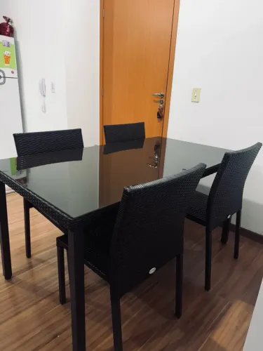 Mesa de jantar + 4 cadeiras 