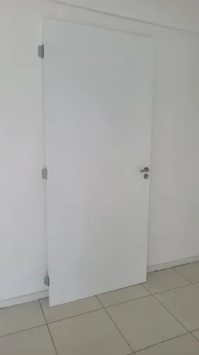 Porta branca com fechadura