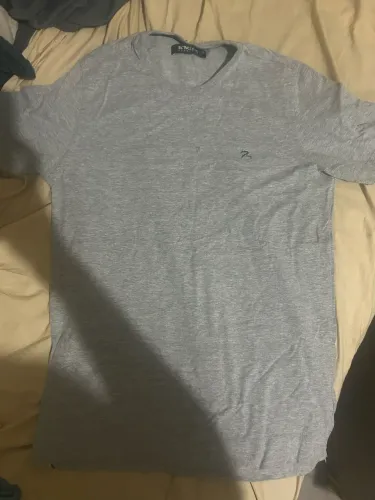 camiseta blinclass, manga curta. Cinza.
