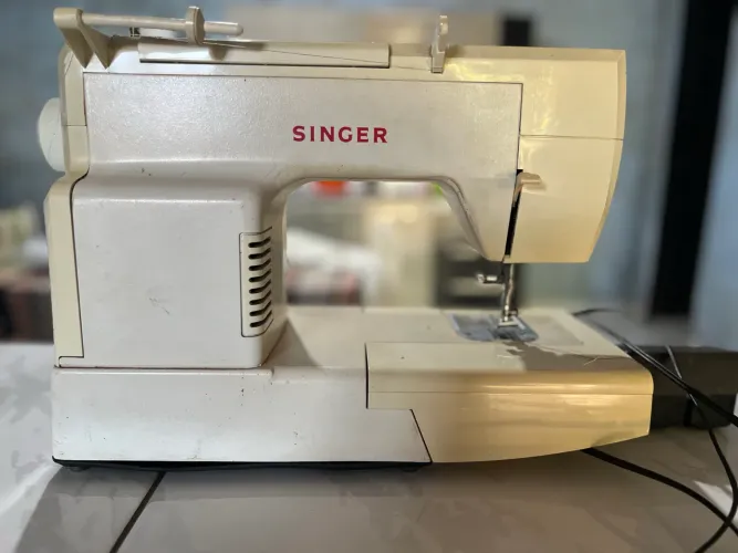 Máquina de Costura Singer