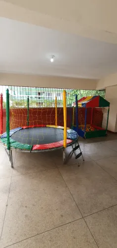 PULA PULA CAMA ELASTICA + CASINHA DE BOLINHAS 