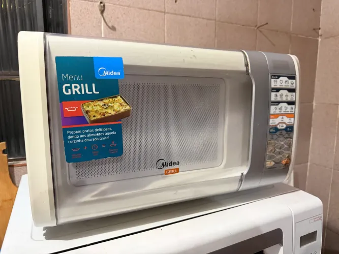 Microondas 30 litros modelo GRILL da marca Midea