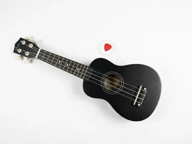 Ukulele soprano preto com corda extra e palheta (acompanha capa)