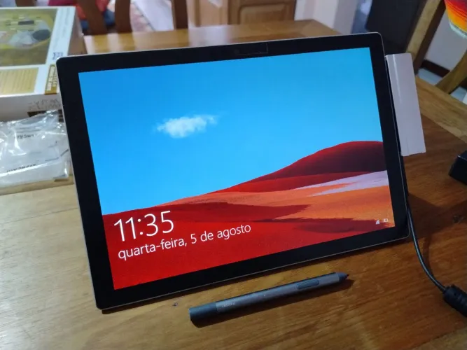 Microsoft Surface Pro 5th Gen - 8GB RAM com caneta touch e add-ons