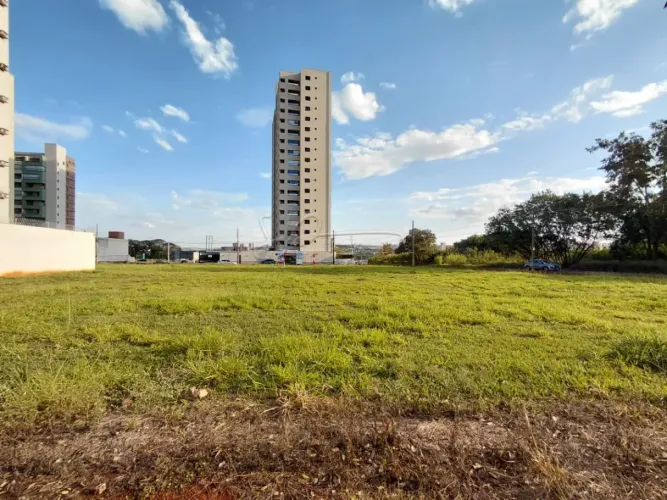 Terreno de 4645m² com duas esquinas à venda - Nova Aliança