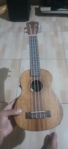 Vende-se ukulele/posso negociar o preço