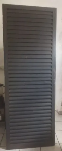Porta de ferro para quarto
