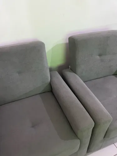 Par de poltronas estofadas (Menos de 1 mês de uso)