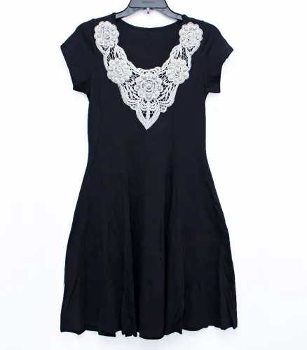 Vestido com detalhe de pérolas no decote