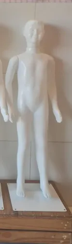 Manequim infantil masculino