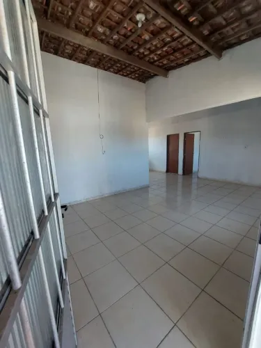 Alugo 1º Andar ( ** já foi alugada **)