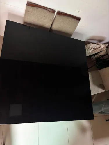 Mesa com tampo de vidro e 6 cadeiras