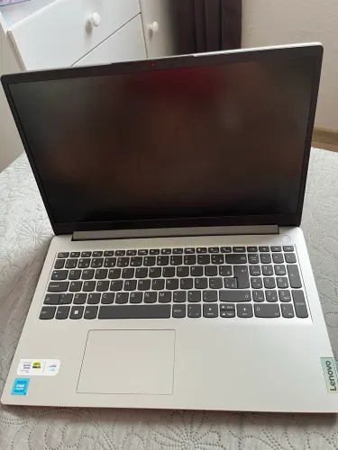 Computador quebrado, marca ?Lenovo? reaproveitamento de peças, teclado em bom estado