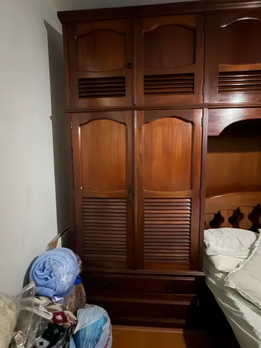Guarda roupa em madeira de lei, perfeito estado, c 4 gavetões, 7 portas medias e 4 gdes