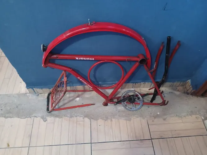 Quadro de bicicleta Monark com as peças 