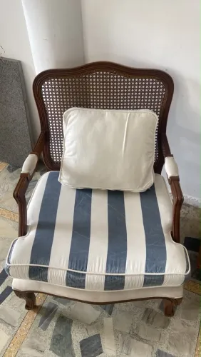 Poltronas lindas, estilo Luís XV. 02 unidades. Cada é 1.100,00