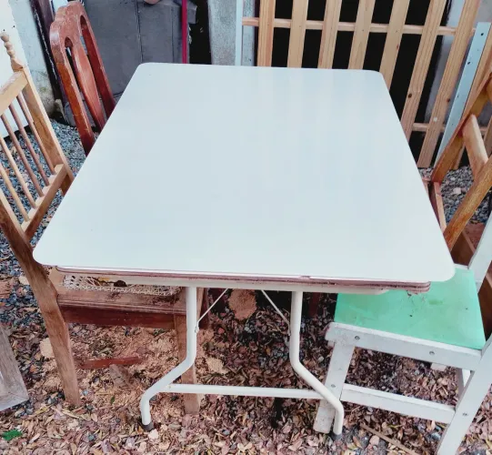 Mesa com cadeiras diferentes das outras. Boa