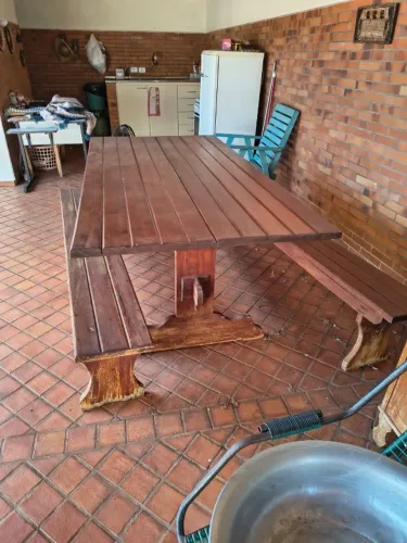 Mesa em madeira com bancos