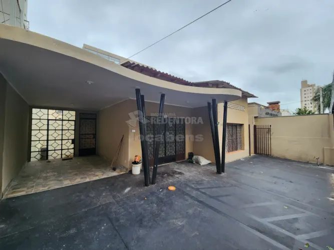 Casa - 03 dormitórios , 02 Banheiros, 02 garagens, salão no sub solo