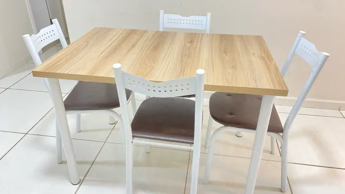 Mesa com 4 cadeiras