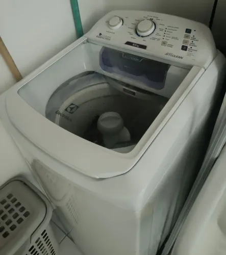 Vendo máquina de Lavar roupa , super nova