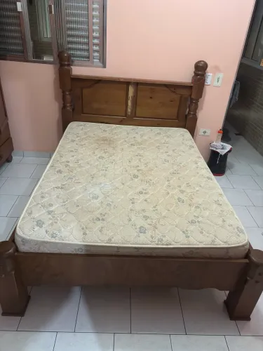 Cama com colchão de casal
