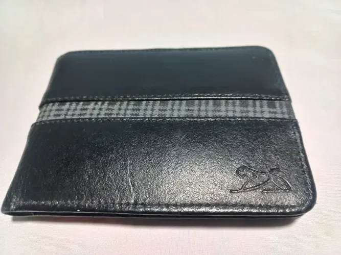 Carteira de couro legitimo, preta.  Tamanho ideal para quem gosta de carregar o mínimo. 