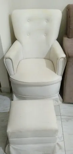 Poltrona de amamentação com puf