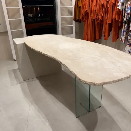 Mesa/balcão - tampo em pedra e pé de vidro