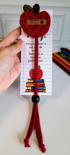 Marcador de página de crochê para o dia dos professores