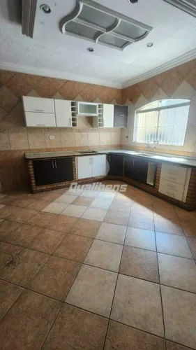 Sobrado em Jardim Guapituba