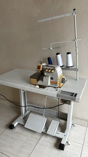 Máquina overloque industrial