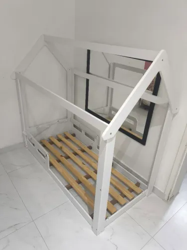 Cama montessoriana infantil