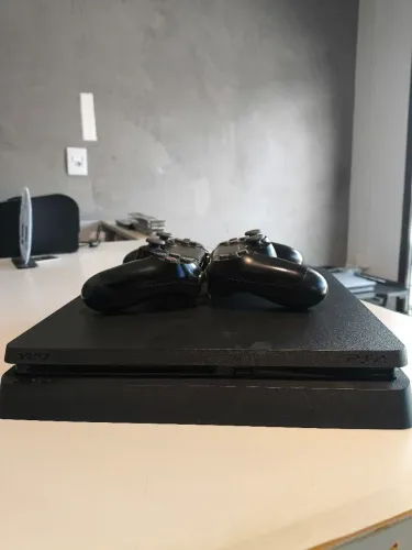 PS4 SLIM 1TB + 2 CONTROLES ORIGINAIS + CAIXA ORIGINAL