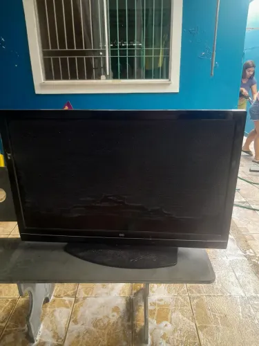 Tv 43" AOC LCD com problema na tela mas funcionando para retirada de peças.