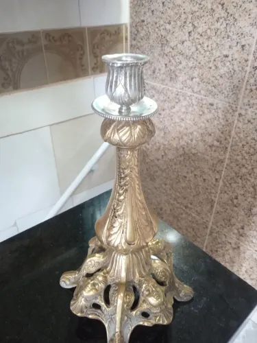 Castiçal de bronze.