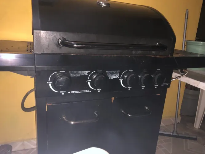 CHURRASQUEIRA A GÁS COM 5 QUEIMADORES