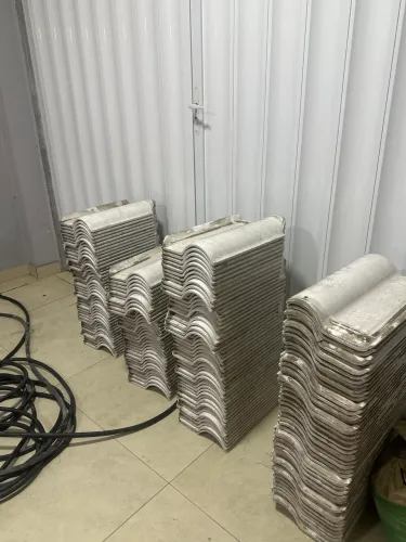 177 telhas de cerâmica esmaltada branca, R$1,00 a unidade