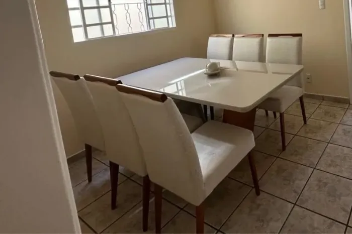 MESA EM 6 CADEIRAS