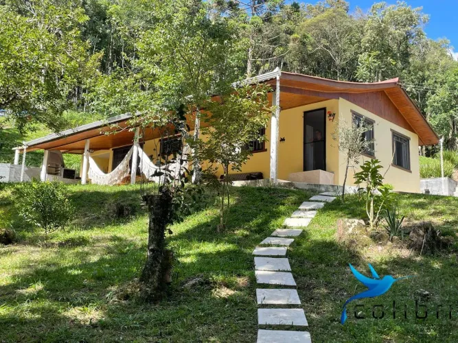 Linda chácara pronta para moradia ou lazer, com registro de Imóveis