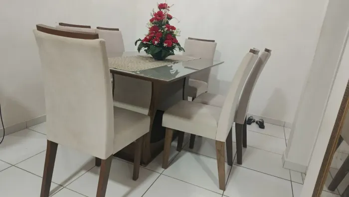 Vendo mesa de jantar 6 cadeiras 