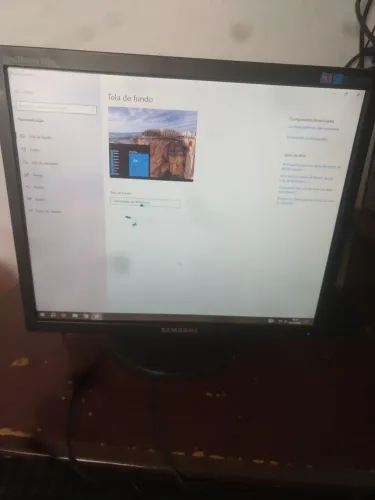 Monitor 17 com umas mancha sem cabos