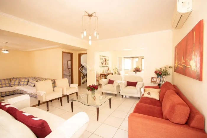 Casa à venda, 4 quartos, 2 suítes, 4 vagas no bairro Trindade em Florianópolis-SC.