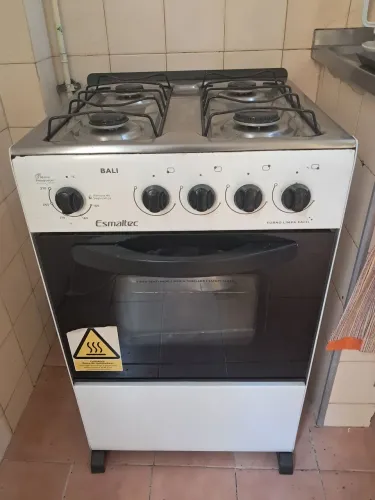 Vendo fogão Esmaltec Bali branco de 4 bocas com pouco uso. Convertido para gás de rua.