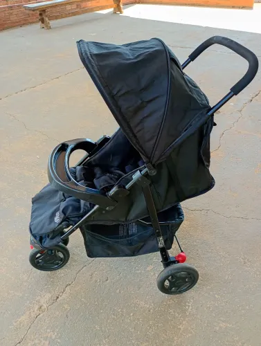 Carrinho de bebê Cosco 3 rodas Preto. Seminovo