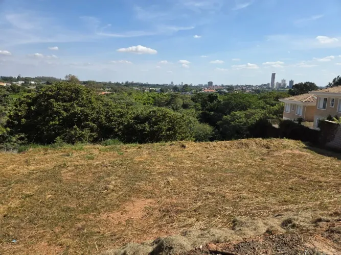 Terreno a venda no Condomínio Palmeiras da Hipica, em Campinas - SP - com 1.936,28 m²