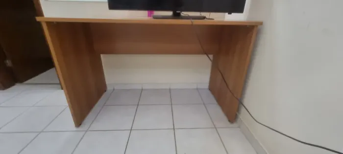 MESA DE COMPUTADOR - COR CLARA - 117x60 e 74 altura