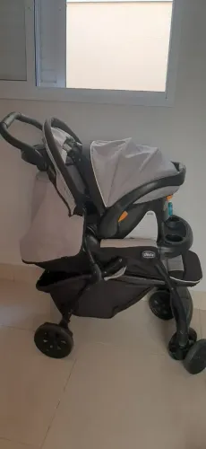 Carrinho de bebê com bebê conforto