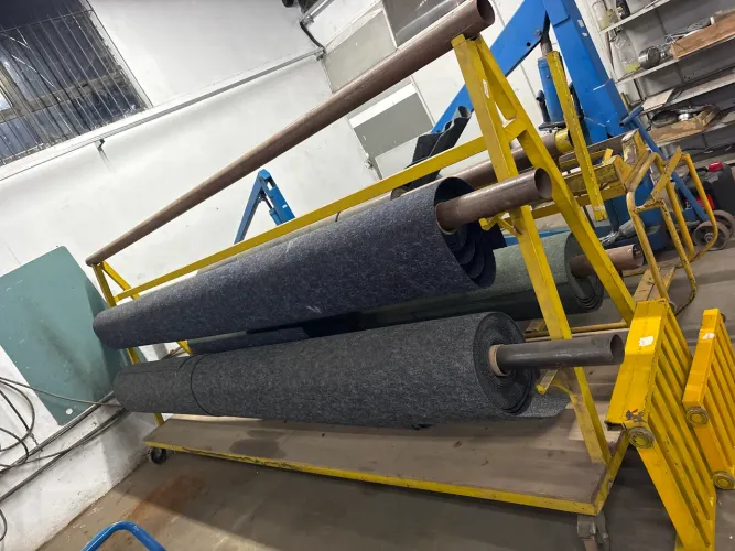 Suporte com carpetes e piso emborrachado